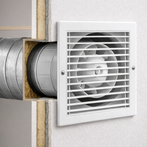AWENTA WKA100 FI100 beli kupatilski ventilator sa zaštitnom rešetkom u zidu