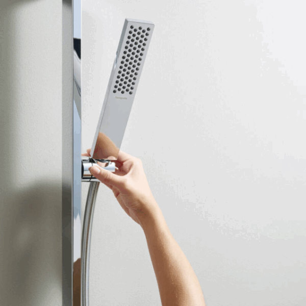 Ručna instalacija Hansgrohe Pulsify E ručnog tuša na zidni nosač