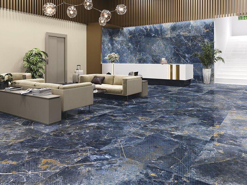 Ambijent sa porcelanskom pločicom AB ICARO Blue 120x120 plavog mermera sa zlatnim venama