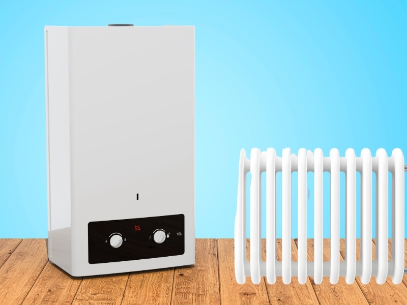 Kotao koji stoji pored radijatora