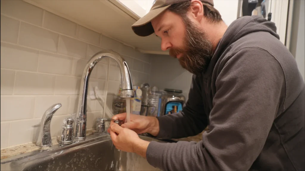 Covek koji popravlja slavinu