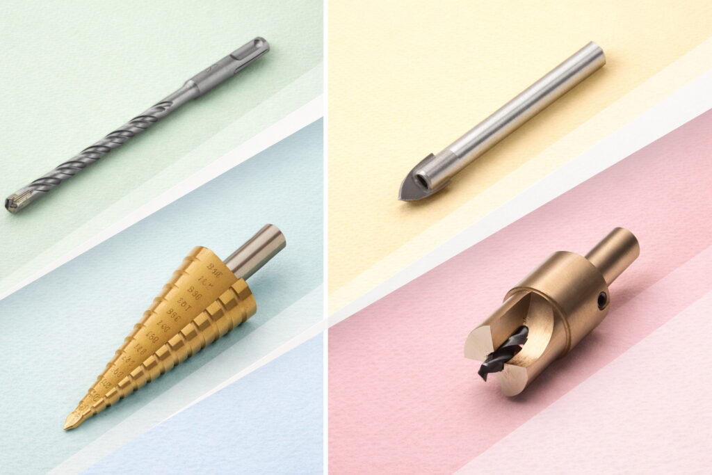 Četiri različite burgije podeljene kosim linijama na pastelnoj pozadini, uključuju SDS Plus burgiju, burgiju za staklo i keramiku, stepenastu titanijumsku burgiju i specijalnu burgiju za precizno bušenje