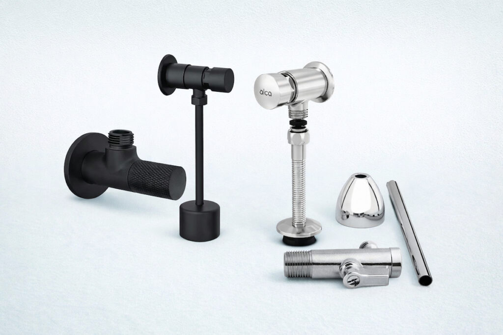 Ugaoni ventili i vodovodni pribor u crnoj i hrom boji raspoređeni na svetloj pastelnoj pozadini