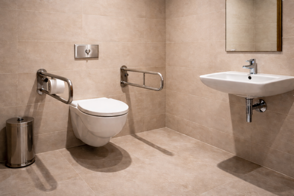 Kupatilo u ugostiteljskom objektu za osobe sa invaliditetom