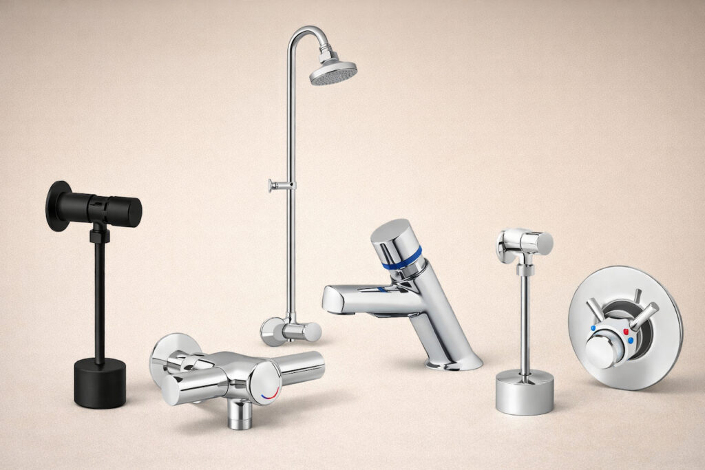 Vodovodne slavine, tuš sistem, ventili i pisoar ventili od hromiranog metala na svetloj pozadini