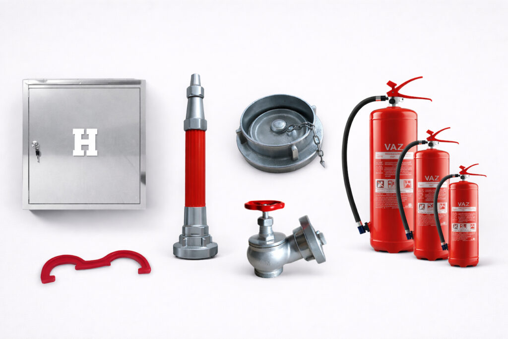 Kataloški prikaz protivpožarne opreme na svetloj sivoj pozadini, uključujući inox hidrantni ormarić, mlaznicu, slepu spojku, hidrantni ventil, ključ za spojnice i nekoliko protivpožarnih aparata