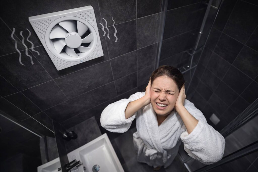 Zena koja se nervira u kupatilu jer joj besumni ventilator radi glasnije nego sto bi trebalo