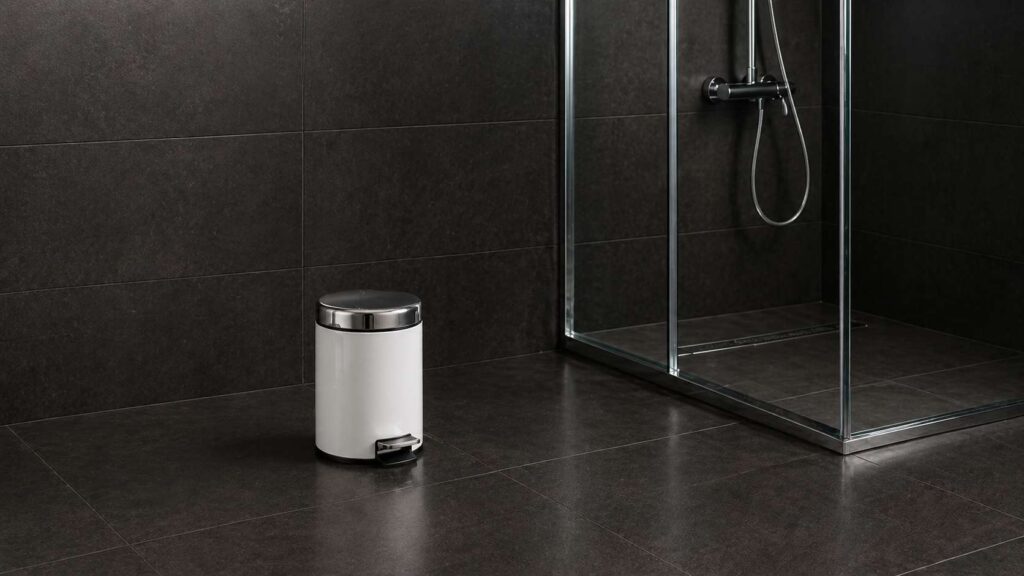 Plasticna kanta za smece u kupatilu