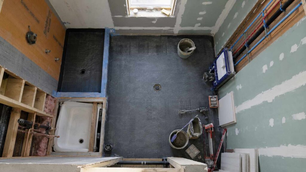 Kupatilo u toku kompletne renovacije sa novim cevima, hidroizolacijom i pripremom zidova i poda.